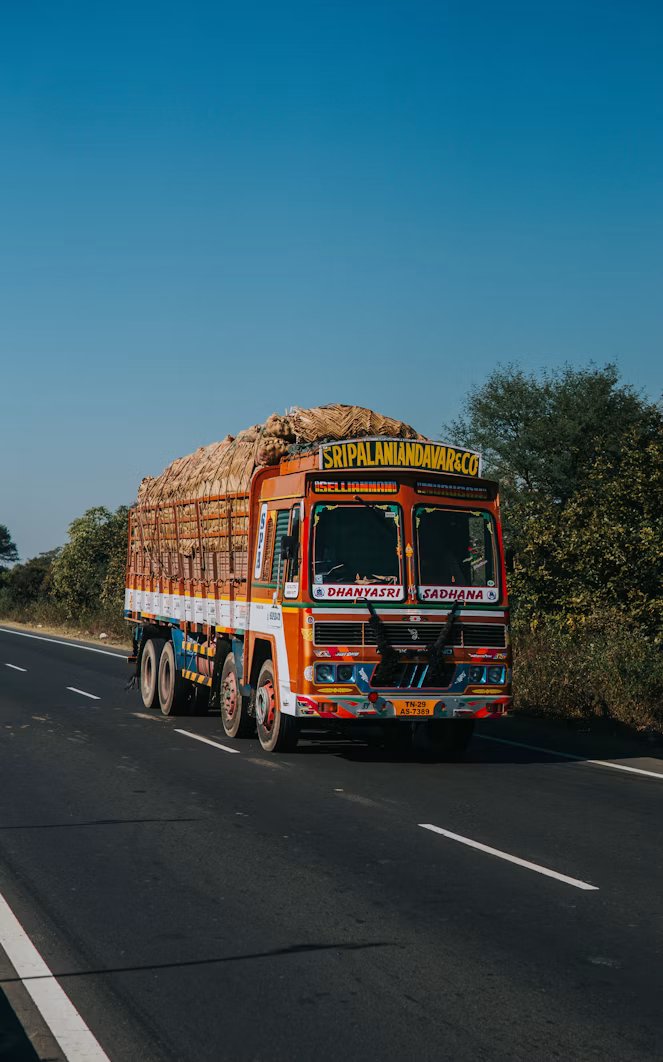 राजमार्ग पर ट्रांसपोर्ट ट्रक
